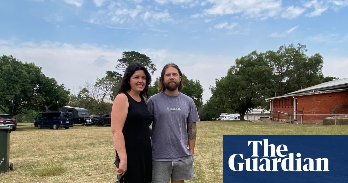 ‘Not worth the risk’: Lana and Todd were due to get married – but instead spent the day at a bushfire shelter | Victoria