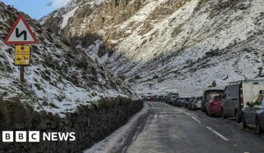 Police criticise 'ridiculous' parking by motorists at snowy Eryri