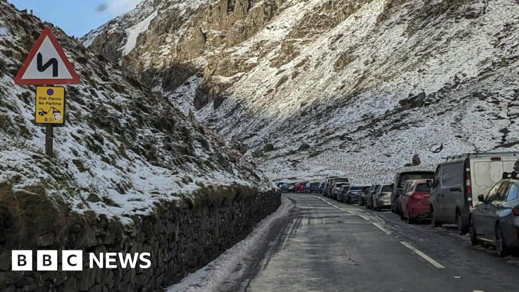 Police criticise 'ridiculous' parking by motorists at snowy Eryri