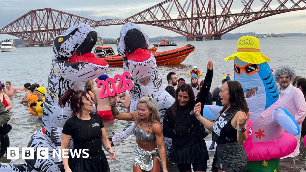 Hundreds brave freezing Firth of Forth in 2026 Loony Dook plunge