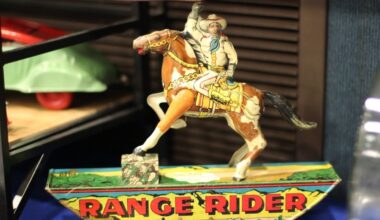 The Retromania convention will feature antique toys, figures, comics, cards, collectibles and more from local vendors. (Courtesy Heritage Event Company)