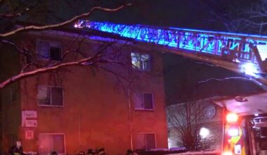 Crews battle fire at apartment building on Chicago's North Side; 2 injured