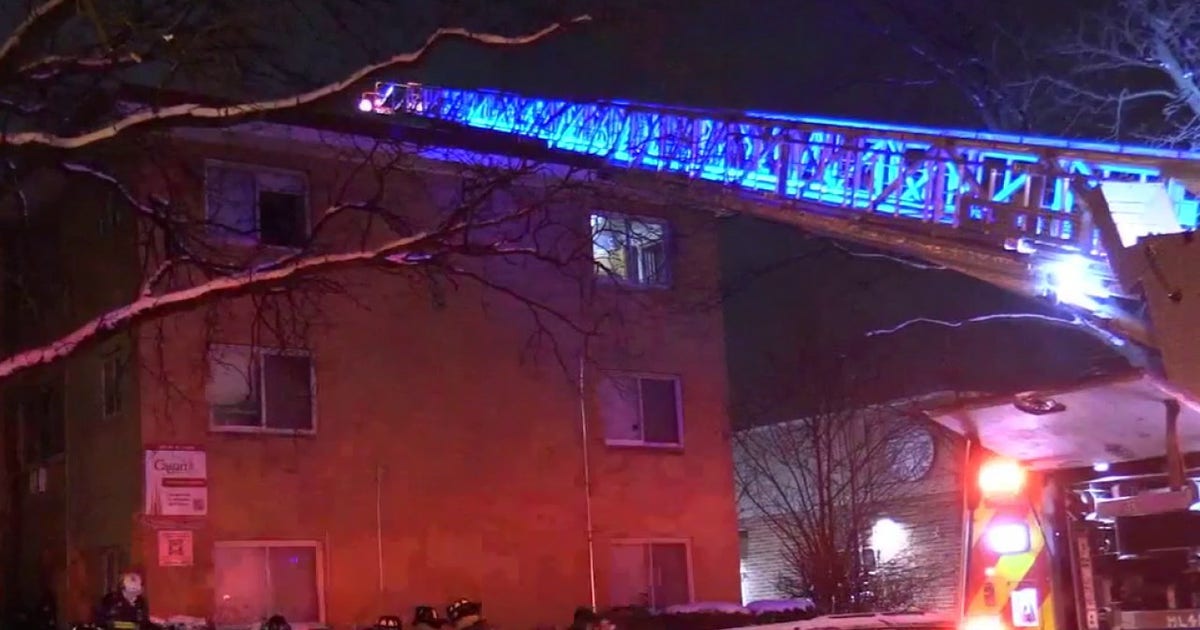 Crews battle fire at apartment building on Chicago's North Side; 2 injured