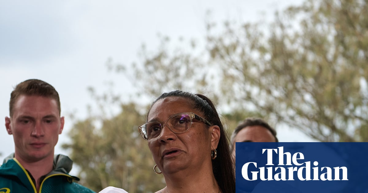 Former Labor MPs say ‘democracy at stake’ in call for royal commission into Bondi terror attack | Bondi beach terror attack