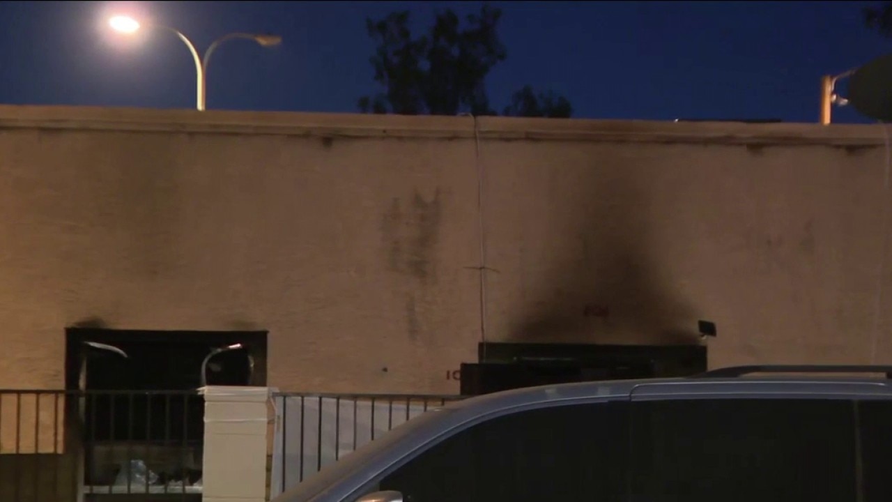 Officer suffers smoke inhalation in Phoenix apartment fire