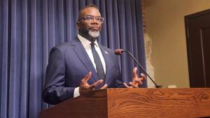 Chicago mayor visits D.C., considers order to prosecute federal agents