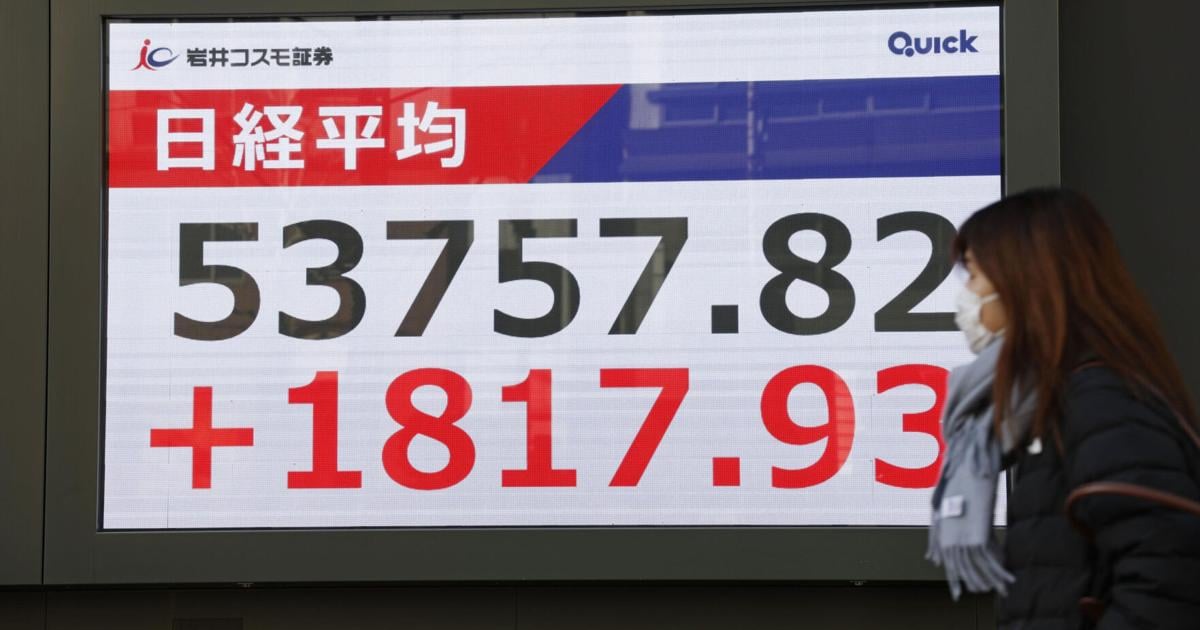 Wall Street hangs near its records as JPMorgan Chase and Delta kick off earnings season | Stock Market