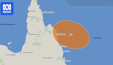 Moderate chance of cyclone hitting Far North Queensland coast by the weekend, weather bureau forecasts