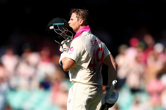 Steve Smith reaches his own hundred.