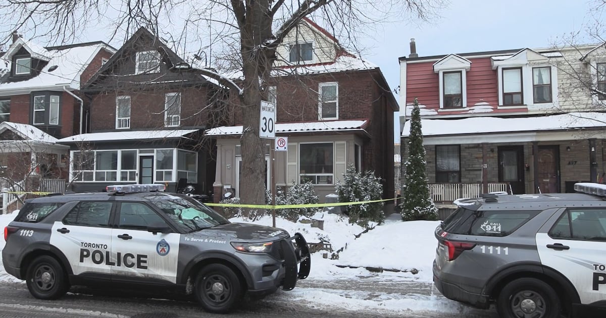 2 hurt in west Toronto stabbing, 1 arrested
