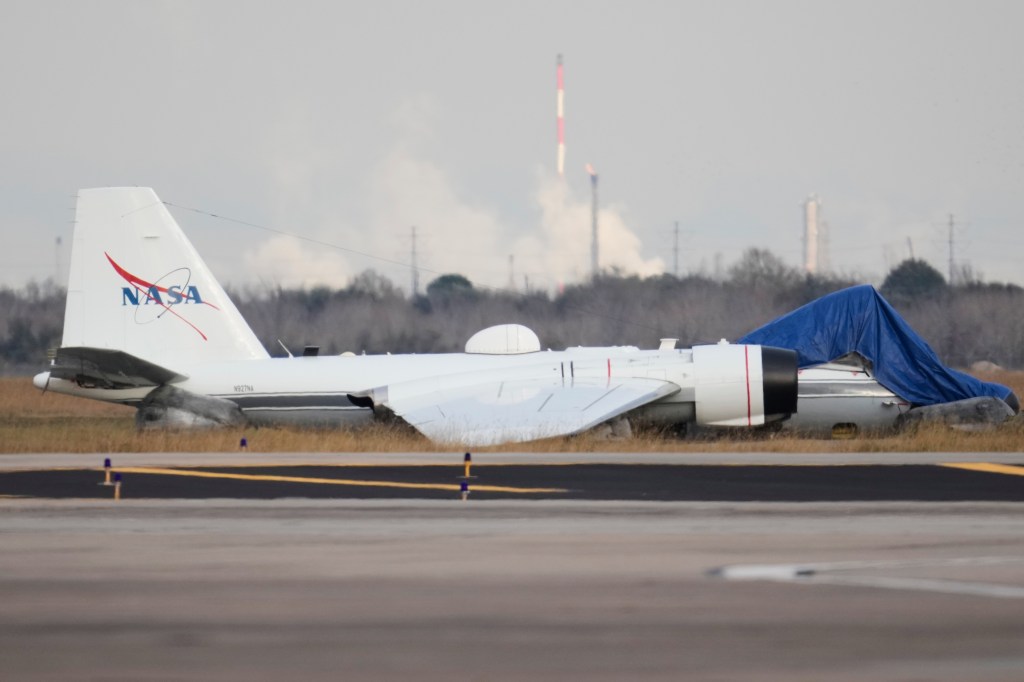 NASA plane makes fiery belly landing at Houston airfield – The Mercury News