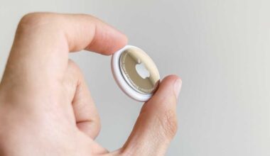 pesona holding an AirTag tracker