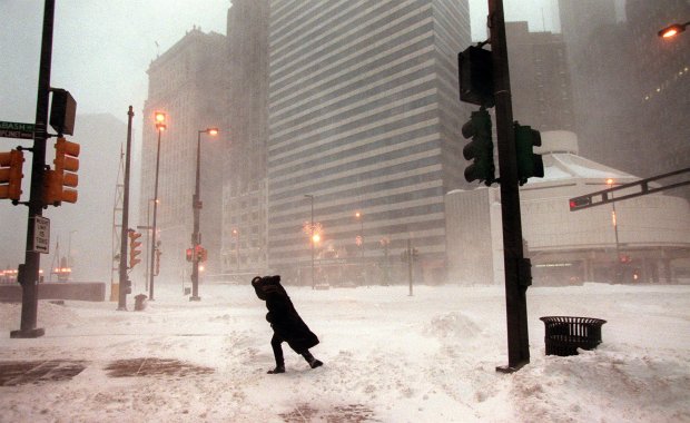 A woman fights the wind-blown snow as she tries to cross Wacker Drive near the Chicago River on Jan. 2, 1999. (John Lee/Chicago Tribune)