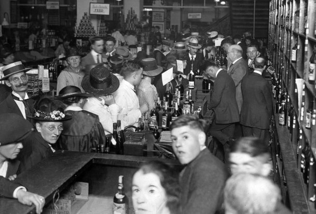 A crowded liquor store in the Loop on Jan. 15, 1920, the day before Prohibition went into effect. (Chicago Herald and Examiner)