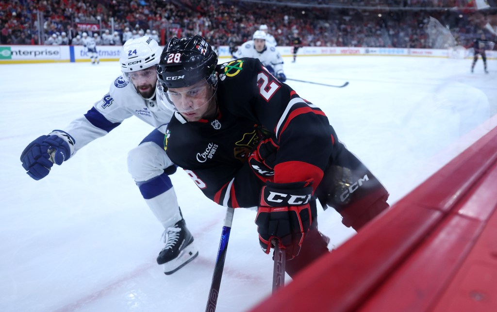 Chicago Blackhawks lose to Tampa Bay Lightning 2-1 in shootout