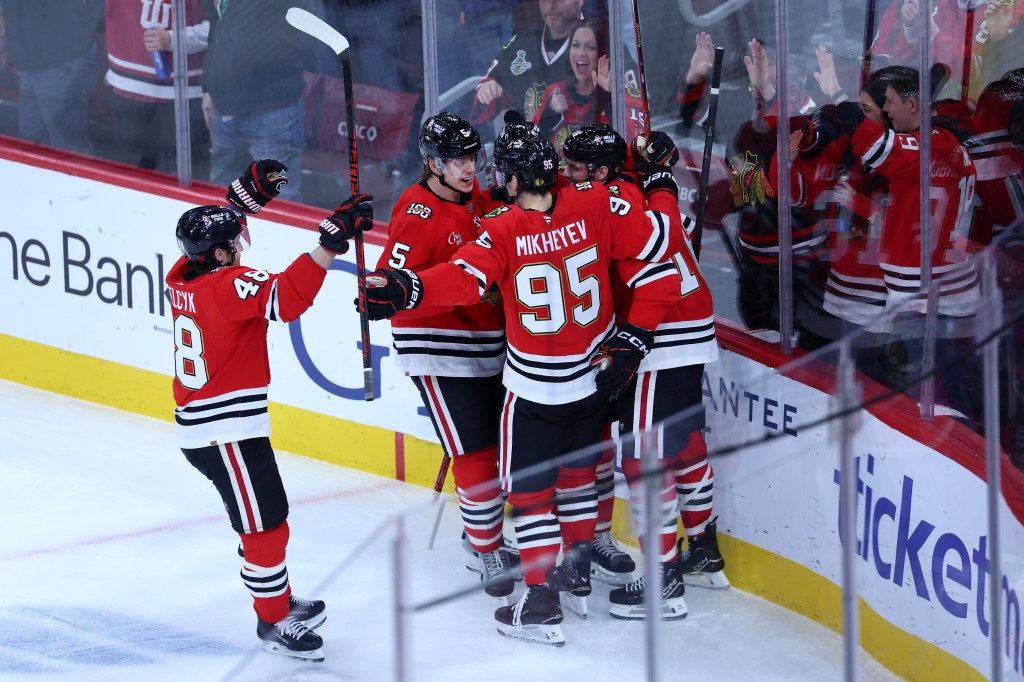 Chicago Blackhawks open new year with 4-3 win over Dallas Stars