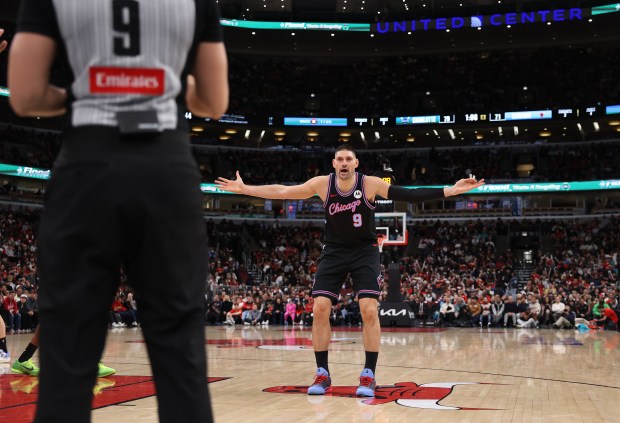 Bulls center Nikola Vučević argues with a referee in the second half against the Hornets on Jan. 3, 2026, at the United Center. (Chris Sweda/Chicago Tribune)