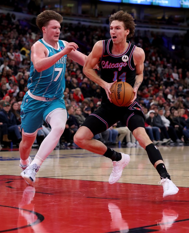 Chicago Bulls forward Matas Buzelis (14) drives on Charlotte Hornets guard/forward Kon Knueppel (7) in the second half of a game at the United Center in Chicago on Jan. 3, 2026. (Chris Sweda/Chicago Tribune)