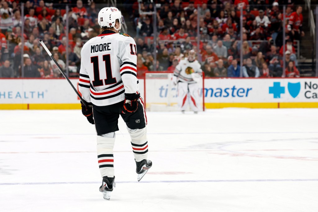 Chicago Blackhawks beat Carolina Hurricanes 4-3 in shootout