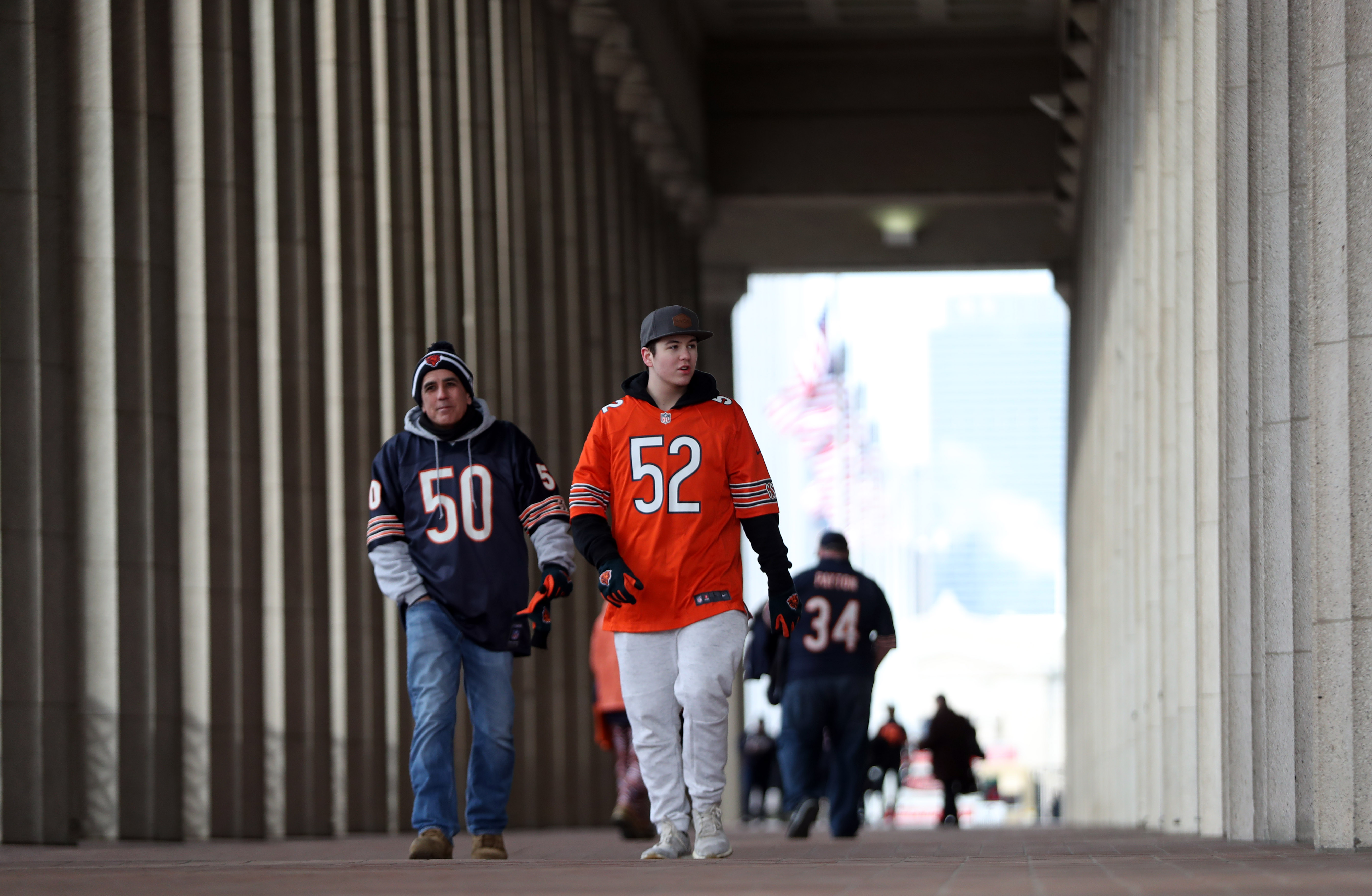 Chicago Bears and Philadelphia Eagles fans arrive on Jan. 6,...