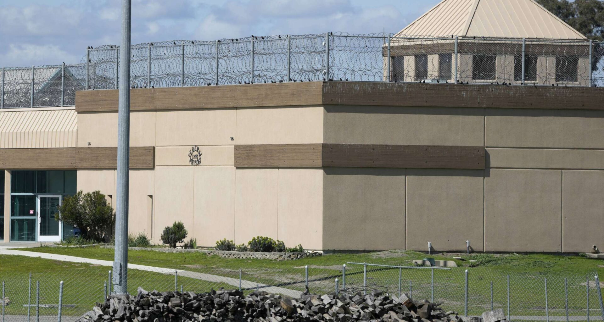 Bipartisan lawmakers propose 35% federal pay raise for Bureau of Prisons officers
