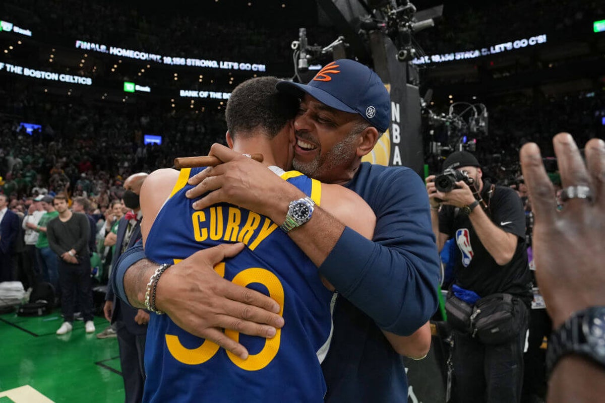 Steph, Dell Curry set NBA record for most combined games by father-son duo