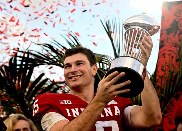 Quarterback Fernando Mendoza #15 of the Indiana Hoosiers hoists up the Leishman Trophy after defeating the Alabama Crimson Tide 38-3 to win the 112th Rose Bowl CFP quarterfinal playoff football game in Pasadena on Thursday, January 1, 2026. (Photo by Keith Birmingham, Pasadena Star-News/ SCNG)