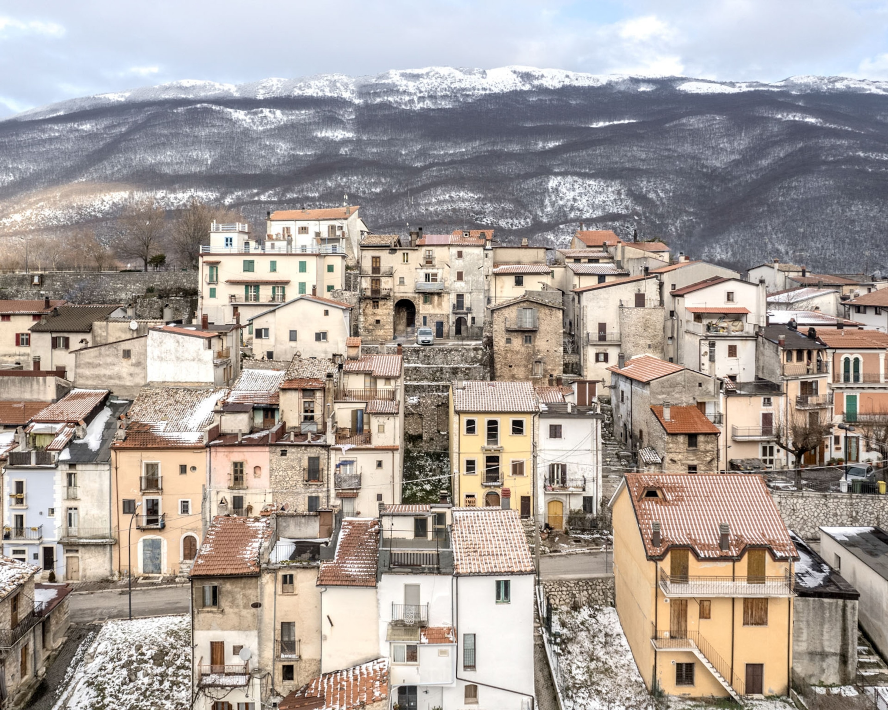 A glimpse of the village of Villavallelonga.