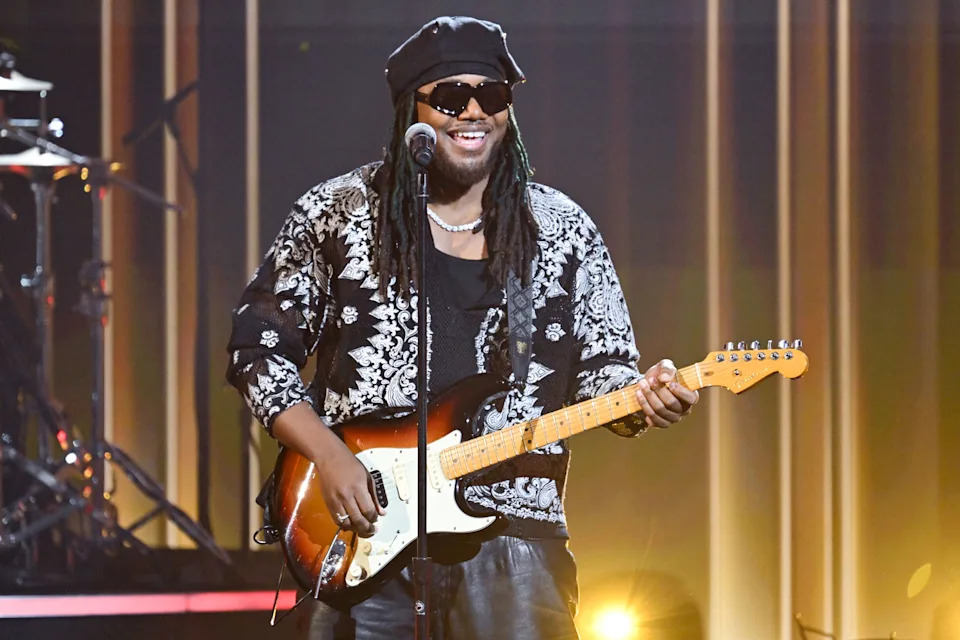 Leon Thomas III performs onstage. 
