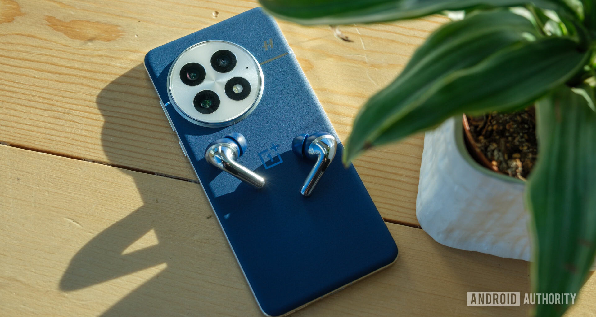 OnePlus 13 with OnePlus buds pro 3