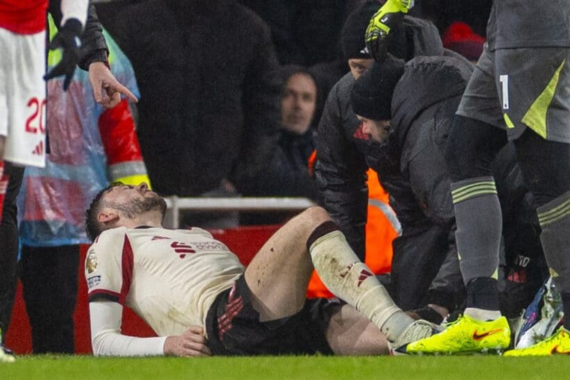 LONDON, ENGLAND - Thursday, January 8, 2026: Liverpool's Conor Bradley receives treatment during the FA Premier League match between Arsenal FC and Liverpool FC at the Emirates Stadium. (Photo by David Rawcliffe/Propaganda)