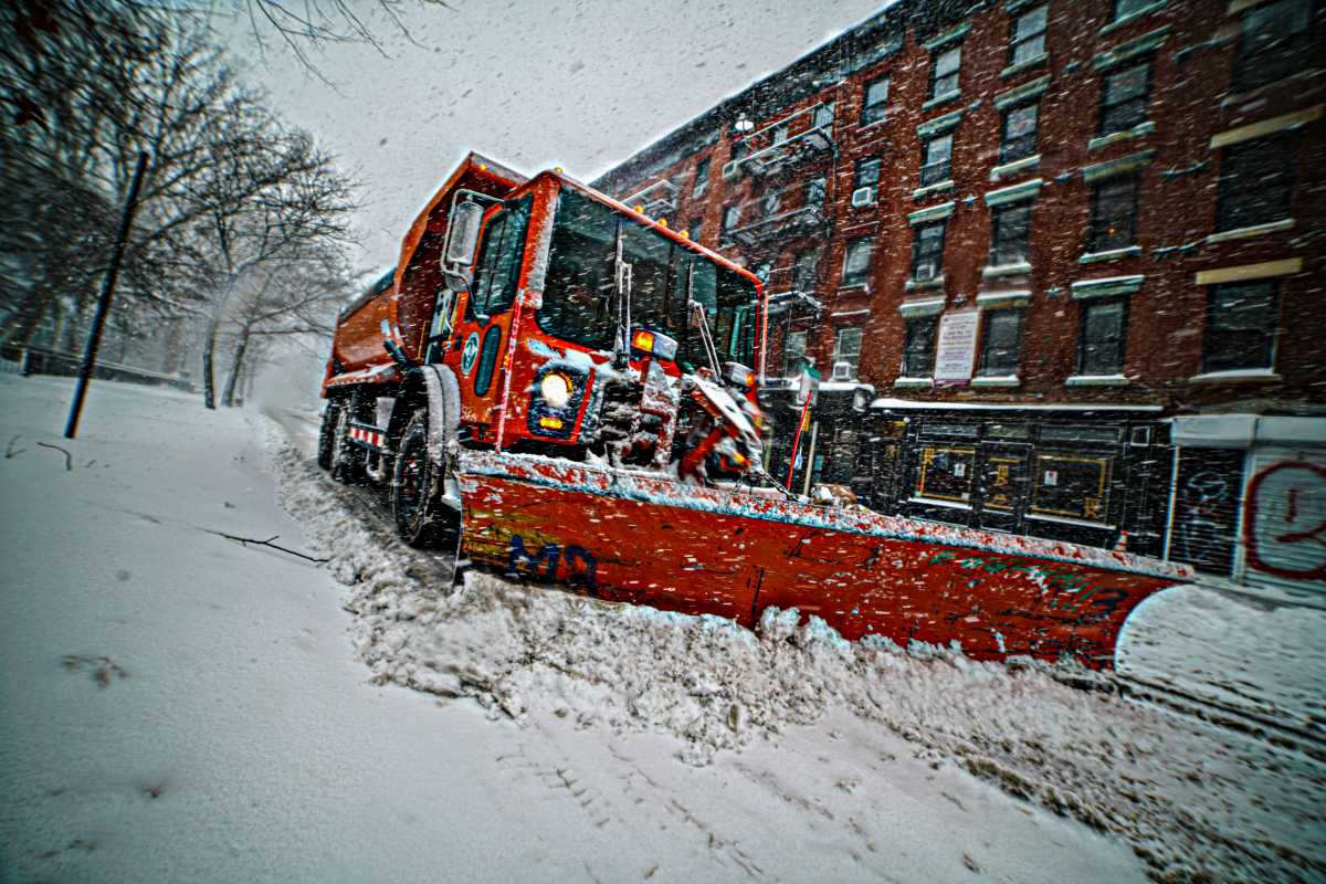NYC mobilizing more than 2,000 plows and salt spreaders ahead of possible snowstorm, Mamdani says – amNewYork
