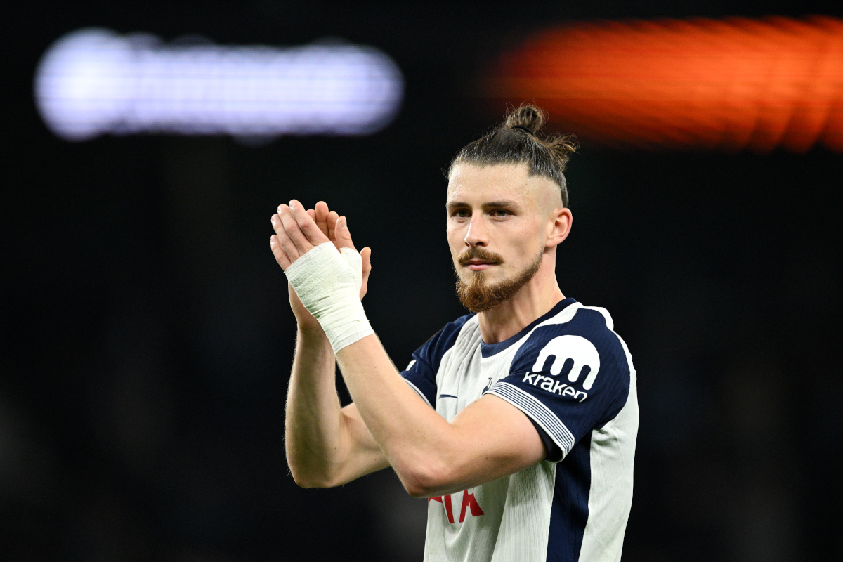 LONDON, ENGLAND - OCTOBER 24: Radu Dragusin of Tottenham Hotspur applauds the fans after the team's victory in the UEFA Europa League 2024/25 League Phase MD3 match between Tottenham Hotspur and AZ at Tottenham Hotspur Stadium on October 24, 2024 in London, England. (Photo by Justin Setterfield/Getty Images) (Roma links)