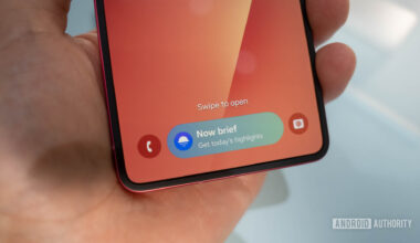 Samsung Galaxy Z Flip 7 Now Bar on lock screen