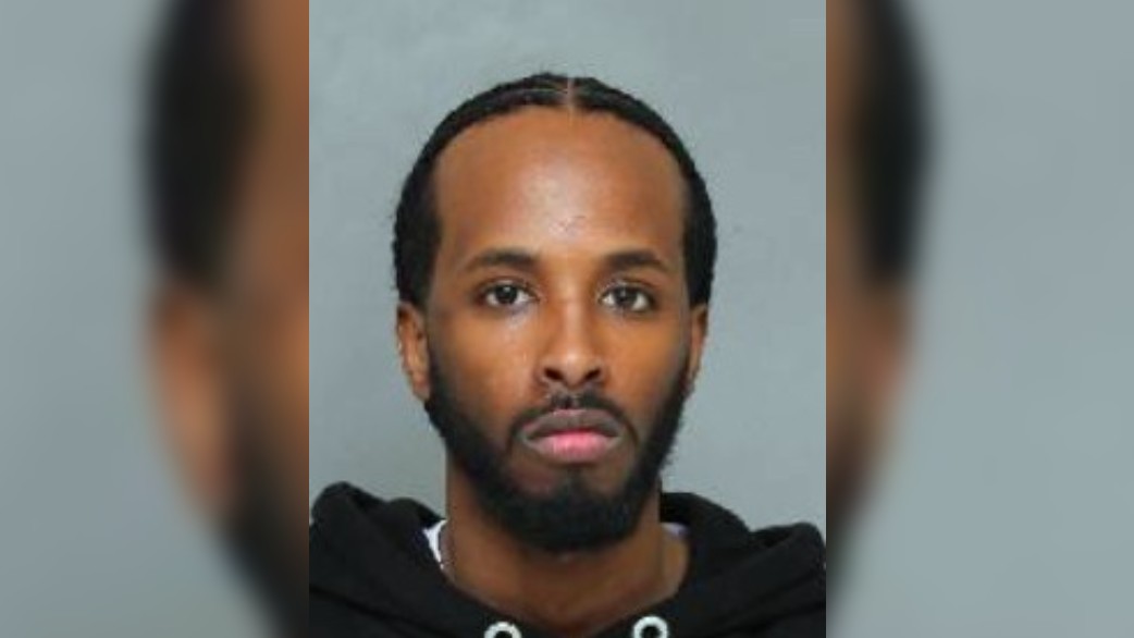 Toronto police seek wanted man after 4‑car collision
