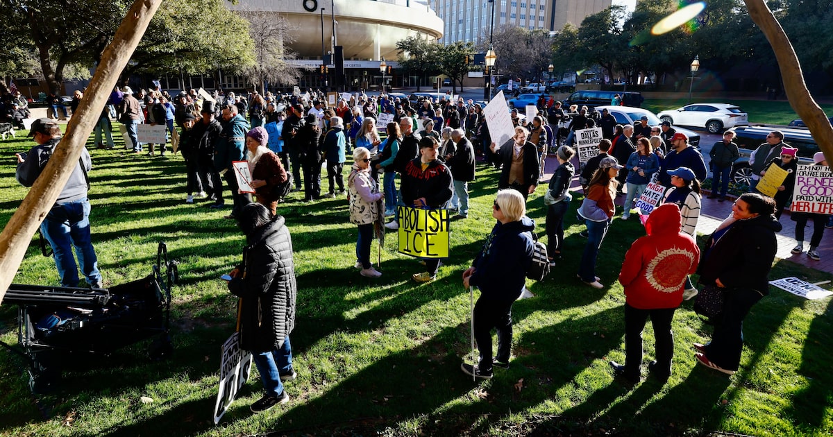 Downtown Fort Worth protest draws over 300 to condemn ICE, mourn Renee Good