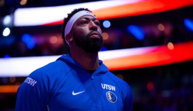 Mavericks hold breath as they assess severity of Anthony Davis’ hand injury