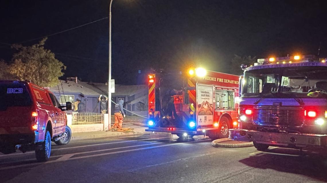 Crews respond to early morning fire at vacant home in Phoenix