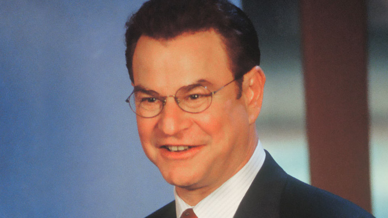 Robert Wuhl as Arliss Michaels smiles in Arliss