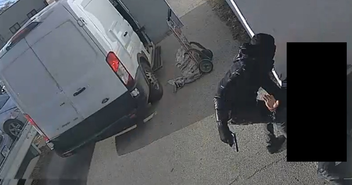 Chicago armored vehicle robbery: FBI offers $10K reward, releases photos of suspect after guard shot