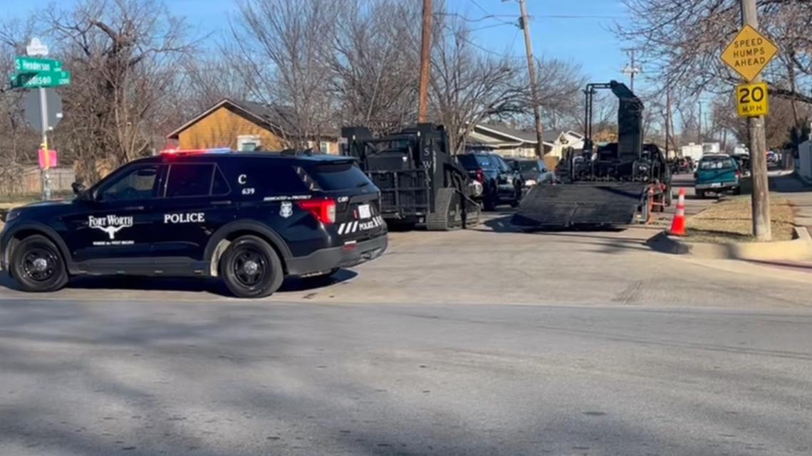 Police, SWAT officers respond to reports of shots fired in Fort Worth neighborhood