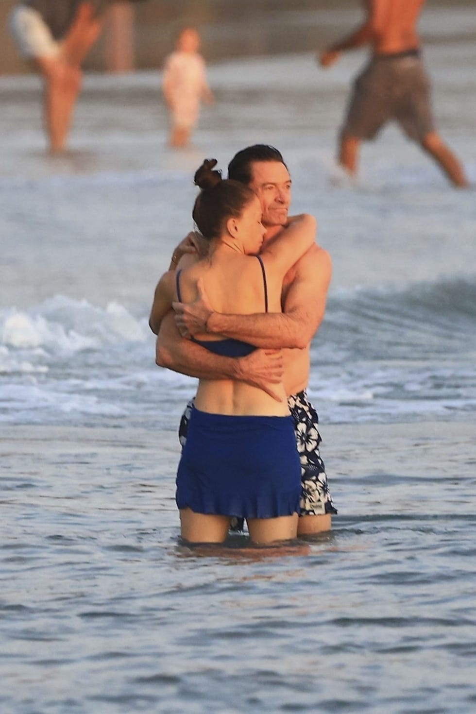 *premium exclusive* costa rica, costa rica australian actor and singer hugh jackman is seen spending quality time with girlfriend sutton foster as they enjoy a romantic sunset on the beach in costa rica. the couple appears relaxed and happy as they wade into the waves and take in the scenic surroundings during the final day of their holiday getaway. pictured: hugh jackman, sutton foster backgrid usa 3 january 2026 usa: +1 310 798 9111 / usasales@backgrid.com uk: +44 208 344 2007 / uksales@backgrid.com *uk clients pictures containing children please pixelate face prior to publication*