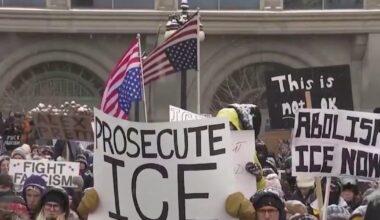 Chicagoans protest ICE despite snow and cold after Minneapolis shooting