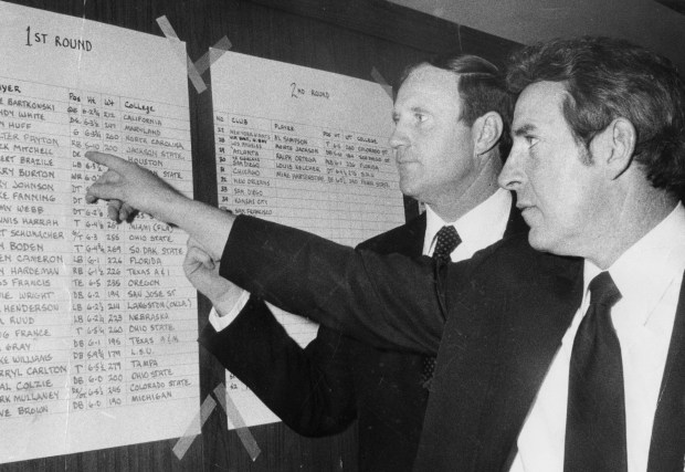 Chicago Bears general manager Jim Finks, right, and head coach Jack Pardee, second from right, review the first-round draft picks at the La Salle Hotel headquarters on Jan. 28, 1975. Finks and Pardee are pointing at their No. 1 draft choice in 1975, Walter Payton. (Phil Mascione/Chicago Tribune)