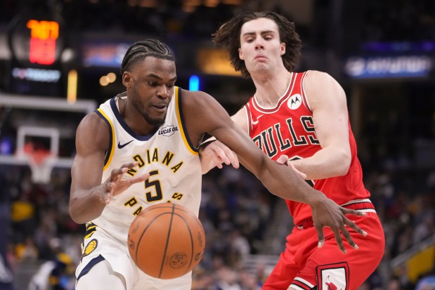Indiana Pacers forward Jarace Walker drives on Chicago Bulls guard Josh Giddey during the first half in Indianapolis, Wednesday, Jan. 28, 2026. (AP Photo/Michael Conroy)