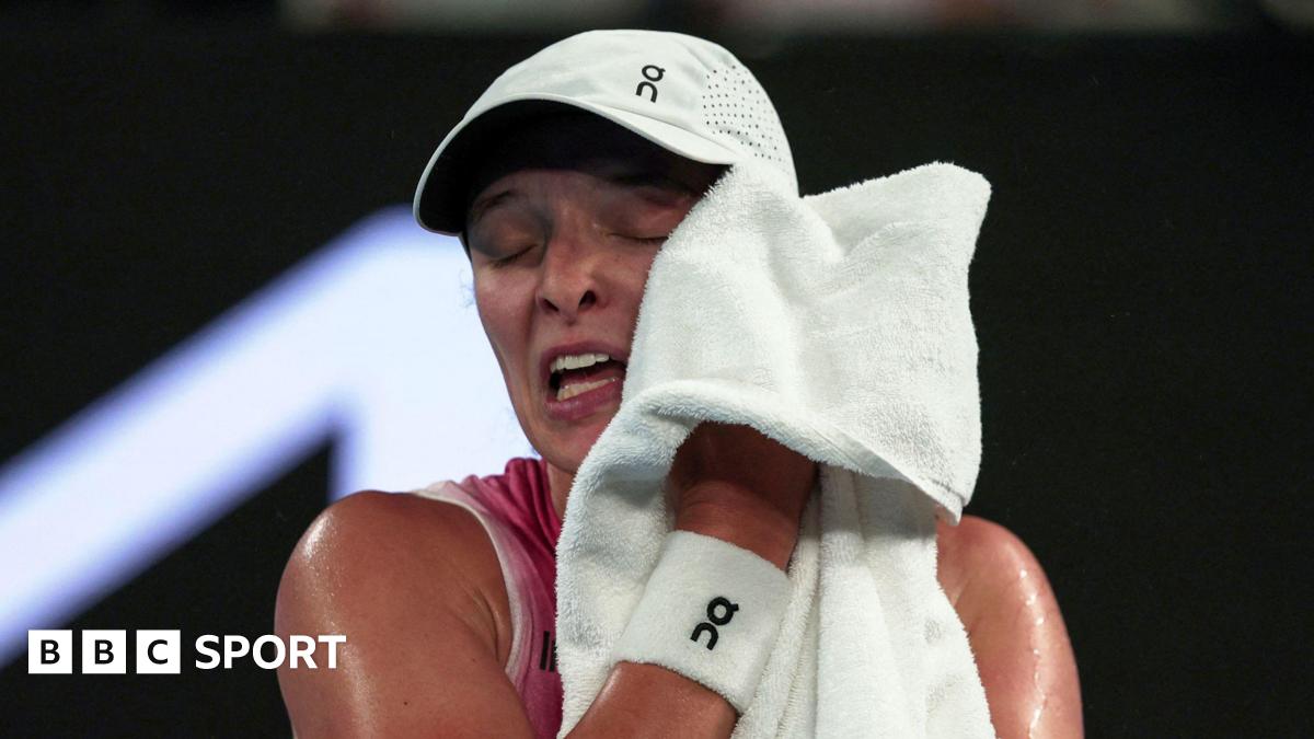 Iga Swiatek rubs her face with a towel at the 2025 Australian Open