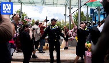 Security threat interrupts Perth's Invasion Day rally as thousands gather across Australia