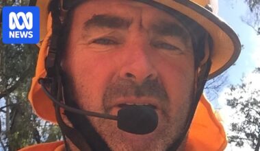 Volunteer firefighter's Alexandra home burns while he battles Victorian bushfires