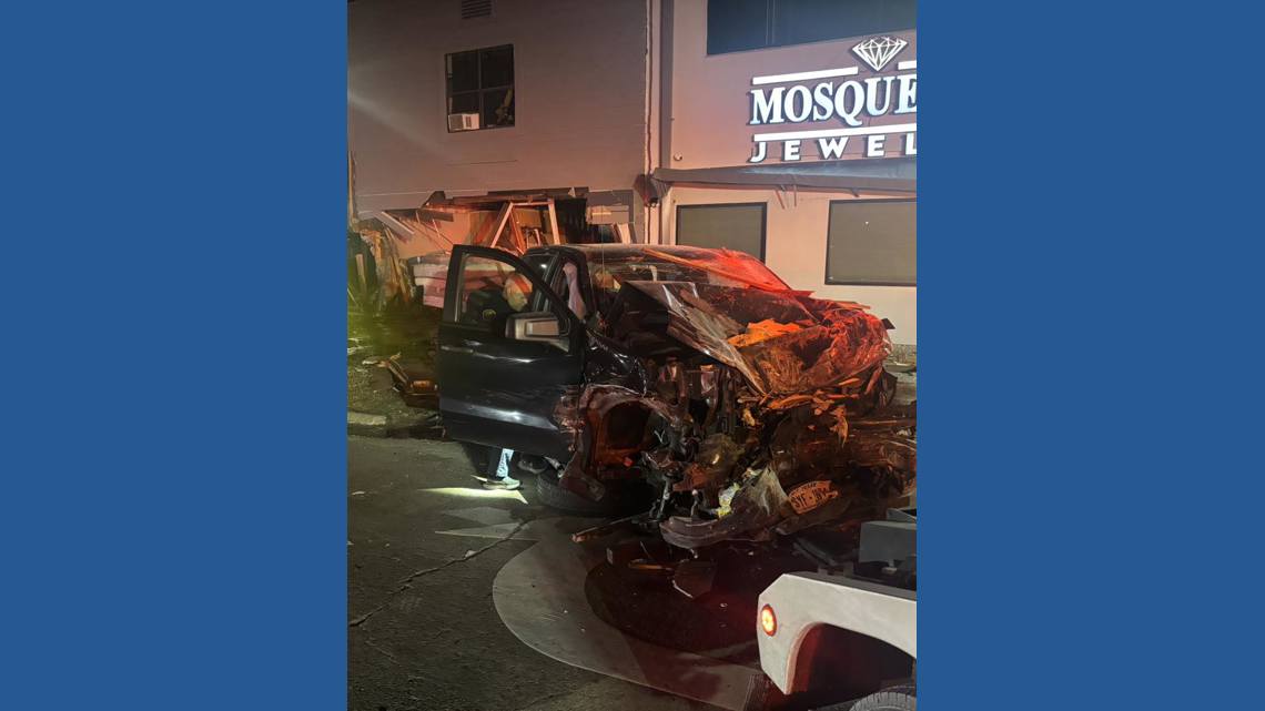 Red lights and reckless minutes: 30-mile chase ends with crash into Houston residence, constable says