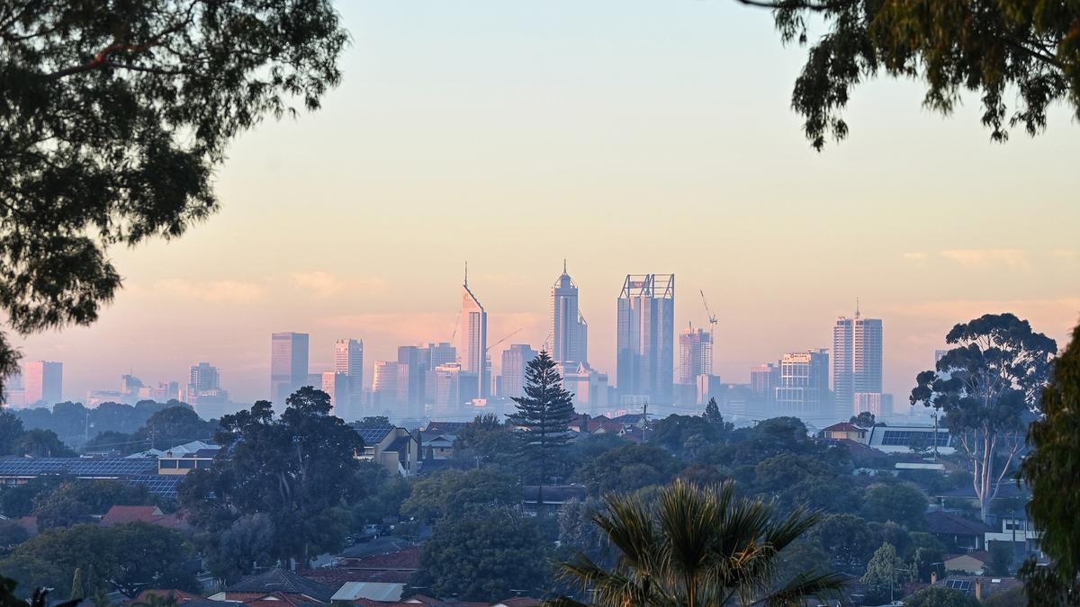 Perth smoke haze blankets CBD and surrounding suburbs as commuters wake to low visibility